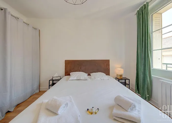 L'oiseau Blanc / - Piscine Du Тур