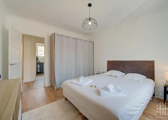 L'oiseau Blanc / - Piscine Du